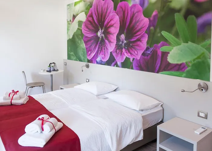 Miravallesuites Bed and Breakfast 4*