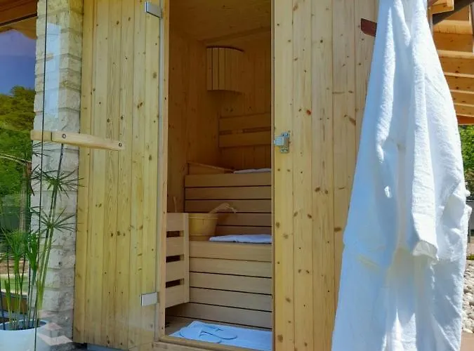 Frühstückspension Miravallesuites 4*