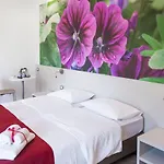 Miravallesuites Bed & Breakfast 4*